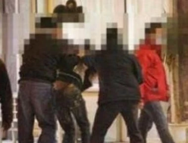 Άγριο ξύλο έξω από το Αστυνομικό Μέγαρο Αγρινίου με δύο τραυματίες - Ο ένας αστυνομικός